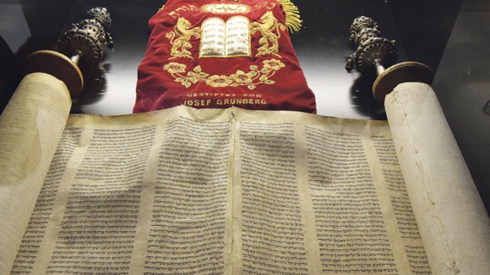 Im Mittelpunkt der Ausstellung steht eine Tora-Rolle aus der ehemaligen Synagogengemeinde im emsländischen Sögel. © Fotos: Zuidema