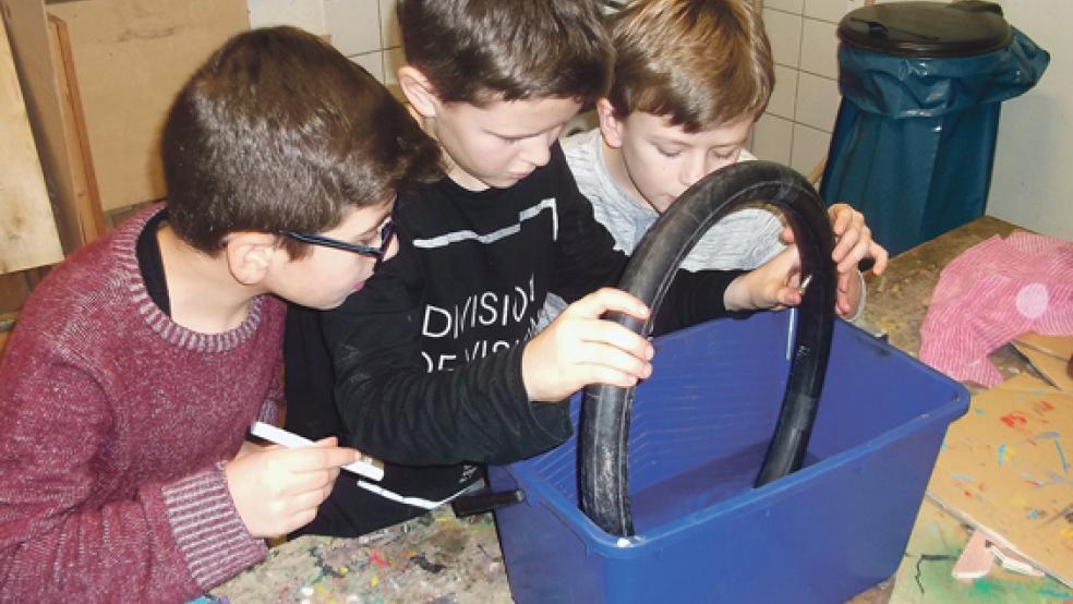 Weeneraner Grundschüler bringen Fahrräder wieder auf Vordermann - auch für Flüchtlingskinder.  © Foto: Landkreis Leer