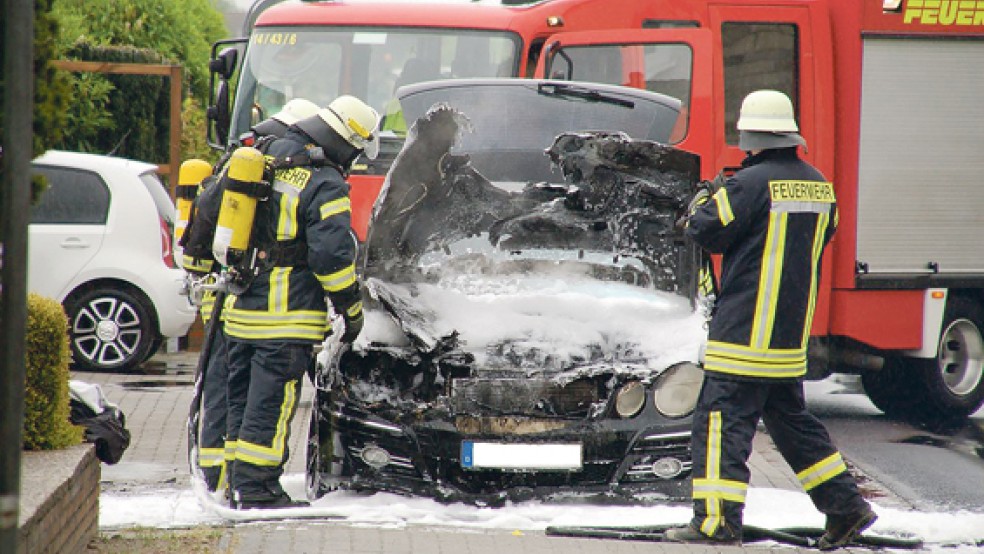 Im Umfeld des brennenden Autos war das ausströmende Gas deutlich zu riechen. © Foto: Kreisfeuerwehr