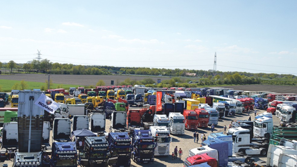 Gigantisch: Über 120.000 Pferdestärken ballten sich beim Autohof in Rhede zusammen. Landtagspräsident Bernd Busemann (CDU) war der Schirmherr des emsländischen Truckertreffens.  © Foto: Himstedt