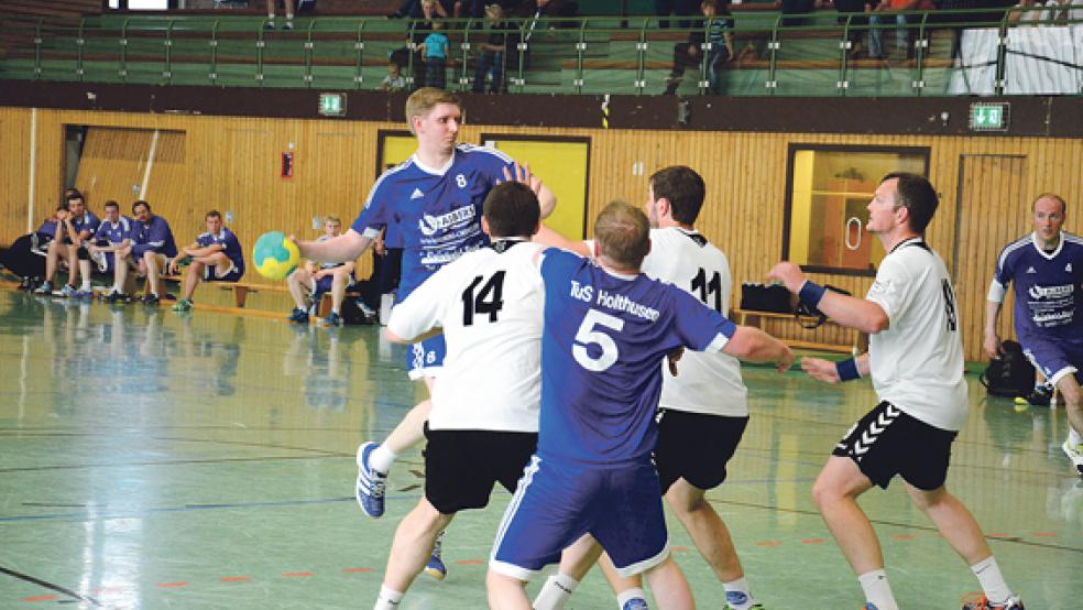 Zu harmlos war das Angriffsspiel der Holthuser um Thomas Janssen lange Zeit. © Foto: de Winter