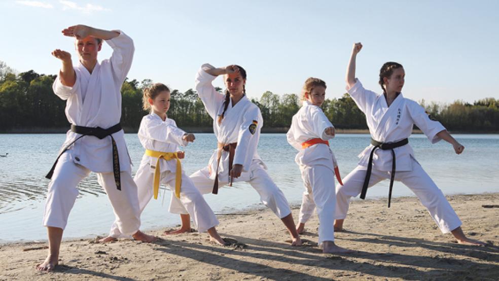 Da macht das Training doch gleich doppelt Spaß: Die Bunder Kampfsportler um Trainerin Vicky Fricke (ganz links) übten bei bestem Wetter direkt am Sandstrand. © Foto: privat