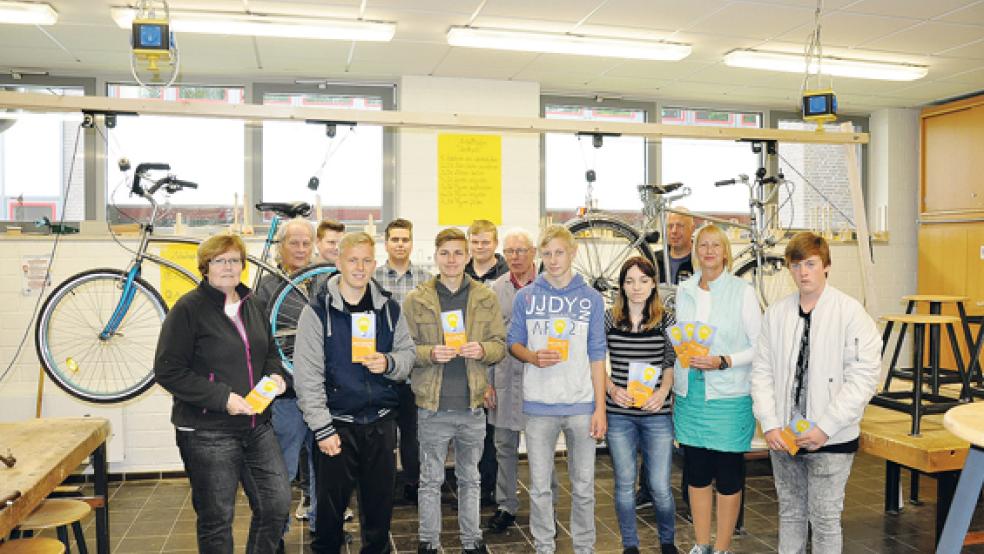 Einen Flyer in sechs Sprachen mit Verkehrsregeln für Radfahrer hat der Leeraner Kreisverband des Allgemeinen Deutschen Fahrrad-Clubs (ADFC) herausgegeben. Das neue Faltblatt wurde gestern an der Oberschule in Weener vorgestellt.  © Foto: Boelmann