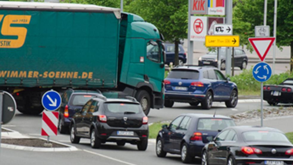 Die Sperrung des Emstunnels musste heute Morgen wegen technischer Probleme verlängert werden. Daher bildeten sich Staus auf der Autobahn und den Umleitungsstrecken - wie auf unserem Bild im Kreisel in Weener. © Foto: Hanken