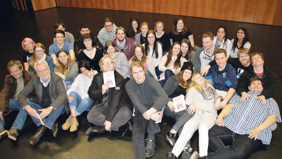 Ernst Weber und Carlo Neelen (vorne links) mit ihrem Ensemble. Einige Schüler gehören trotz erfolgreicher Schulabschlüsse schon mehrere Jahre dazu. © Foto: Himstedt