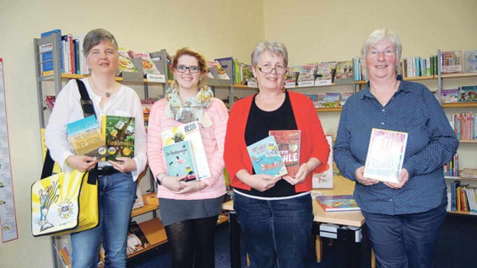 Laden gemeinsam zum Julius-Club ein: Von links Sabine Laudin-Focken von der Stadtbibliothek Leer, Ellen Marken von der Mediothek in Bunde, Regina van Langen von der Gemeindebücherei Hesel und Susanne Fockens, Leiterin der Stadtbücherei in Weener. Ab Freitag, 10. Juni, gibt es zwei Monate lang zahlreiche Veranstaltungen im »Clubleben«. © Foto: Hoegen