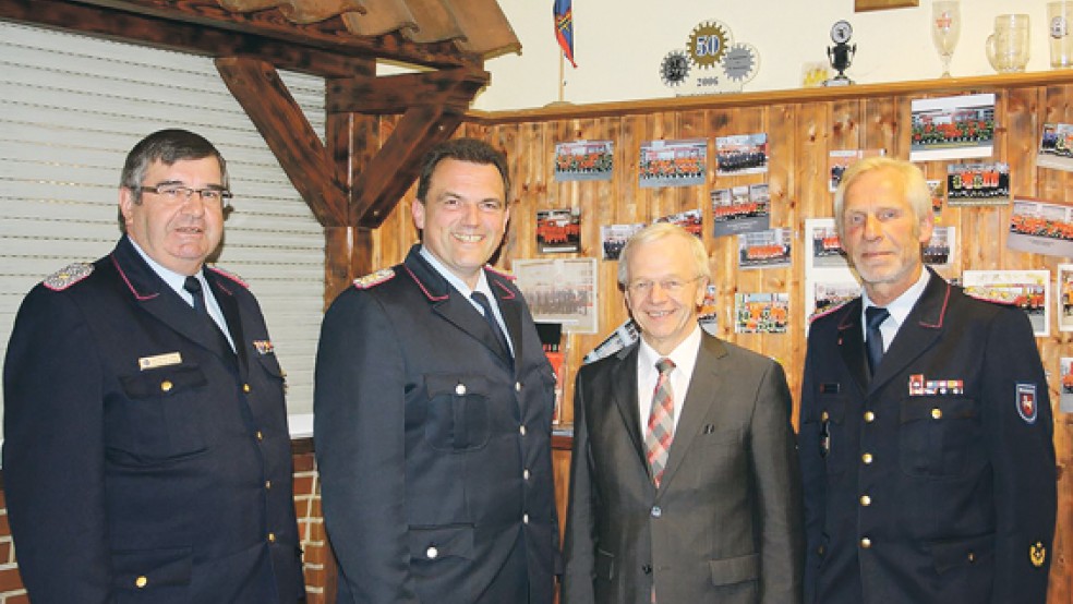 Der noch amtierende Kreisbrandmeister Theodor de Freese, sein Nachfolger Johann Waten, Landrat Bernhard Bramlage und Regierungsbrandmeister Ernst Hemmen (von links) nach der Wahl in der Feuerwehrtechnischen Zentrale (FTZ) in Leer. © Foto: Janßen (Feuerwehr)