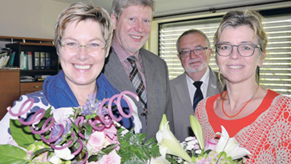Hilke Behrendt (links) wurde gestern offiziell als VHS-Außenstellenleiterin in Jemgum verabschiedet. Bürgermeister Johann Tempel, Jörg Furch (VHS-Vorstand) und Heike-Maria Pilk (VHS-Leiterin) bedankten sich für ihr Engagement.  © Foto: Boelmann