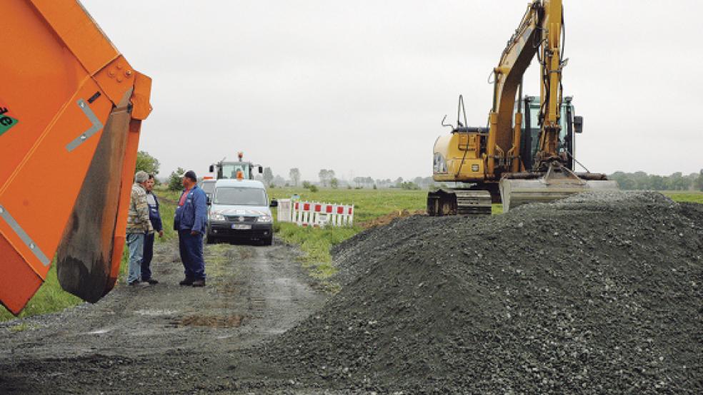 Im Süderhammrich in Weener wird derzeit eine Zuwegung zur Brunnen-Baustelle angelegt. © Foto: Szyska