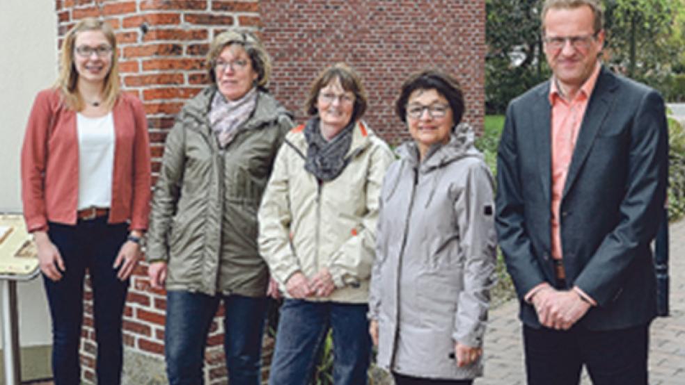 Die neuen Gästeführerinnen in Weener: Geschäftsführer Andreas Sinningen (rechts) und Mitarbeiterin Maren Baumann (links) freuen sich über den Einsatz von Gertrud Vry, Geziena Scholtalbers und Gisela Wessels (von links). Es fehlt Birgit Knust. © Foto: Stadt Weener 