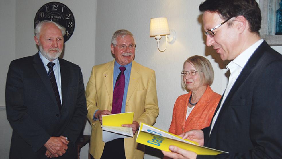 Der FDP-Landesvorsitzende Dr. Stefan Birkner ehrte Arnold und Johanna Venema für 40 Jahre Engagement für die Partei. Zweiter von links: Kreisvorsitzender Paul Vosseler. © Foto: Hoegen