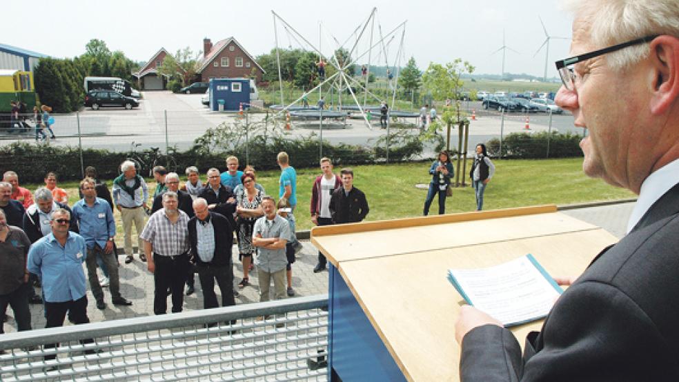 Bürgermeister Ludwig Sonnenberg lobte in seiner Eröffnungsrede das gute Gemeinschaftsgefühl und das gelebte Miteinander der ansässigen Betriebe. Im Hintergrund hüpfen Kinder auf einem »Bungee-Trampolin«. © Foto: Szyska