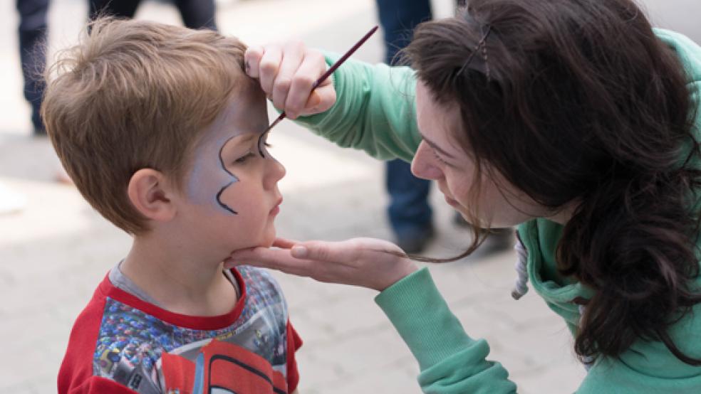 Manches Kindergesicht verwandelte sich am Schminkstand bei »Seelan Elektromotoren« auf dem Tag der offenen Tür des Industriegebietes Weener. © Foto: Abbas