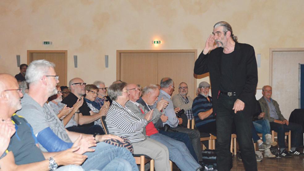 Der Kölner Musiker und Schauspieler Richard Bargel (rechts) war zwischen den Ostfriesen in der Bunder DGA voll in seinem Element. © 
