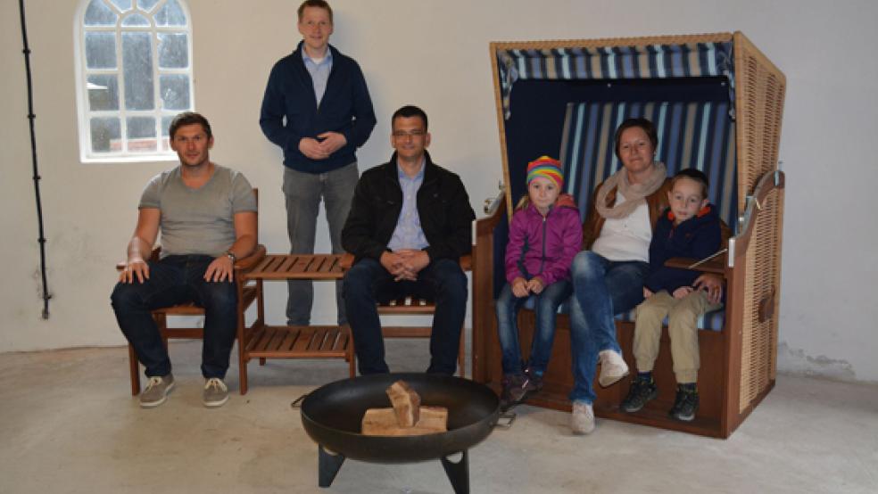 Glückliche Gesichter bei der Preisübergabe (von links): Tim Schepers aus Haren, Rüdiger Nagel (1. Vorsitzender Möhlenvereen Stapelmoor), Stephan Huber aus Filsum sowie Jaane, Silke und Joost Loger aus Stapelmoor. © Foto: privat