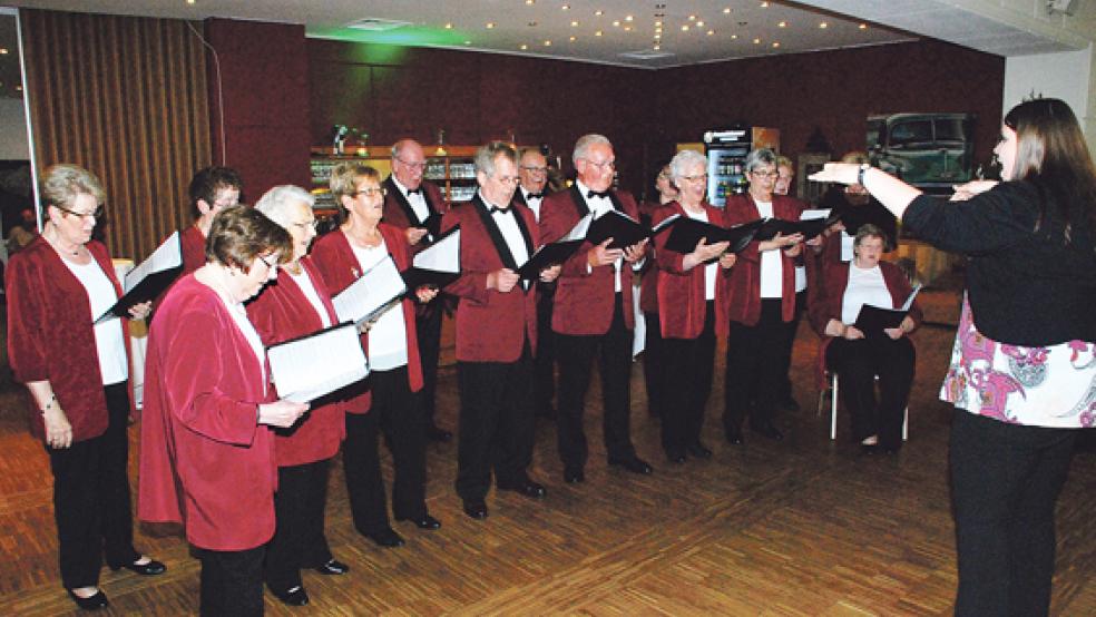 Sonja de Buhr ist die neue Dirigentin der Liedertafel »Immergrün«, die ihr Jubiläums- und Frühlingsfest am Sonnabend mit »Lied – unser Band« und »Heute ist das Leben« eröffnete.  © Foto: Kuper