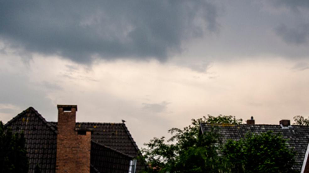 Dunkle Wolken ziehen von Osten über das Rheiderland. © Foto: Hanken
