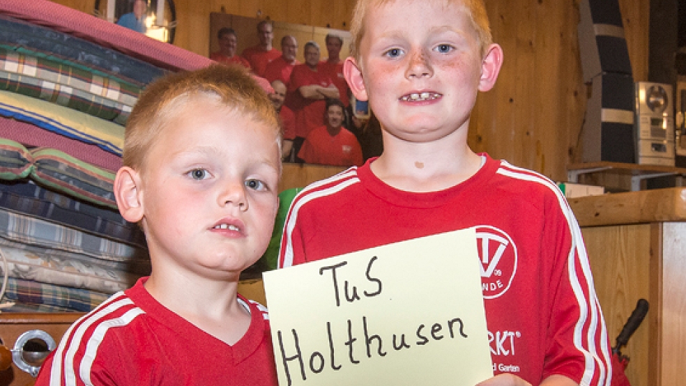 Den TuS Holthusen zogen Jonas (links) und Jannek Lübbers als erstes Los. © Foto: Mentrup