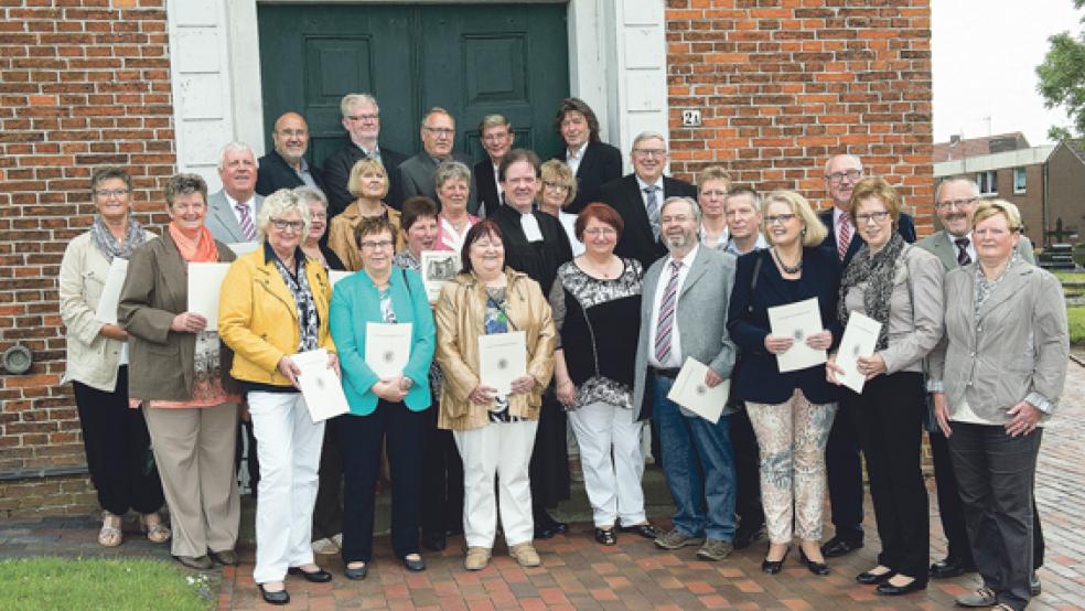 Die Goldenen Konfirmanden zusammen mit Pastor Heiko Rademaker (Mitte) sowie Gerhardine Battermann und Gerhard Janssen vom Kirchenrat (rechts).  © Foto: Bruins