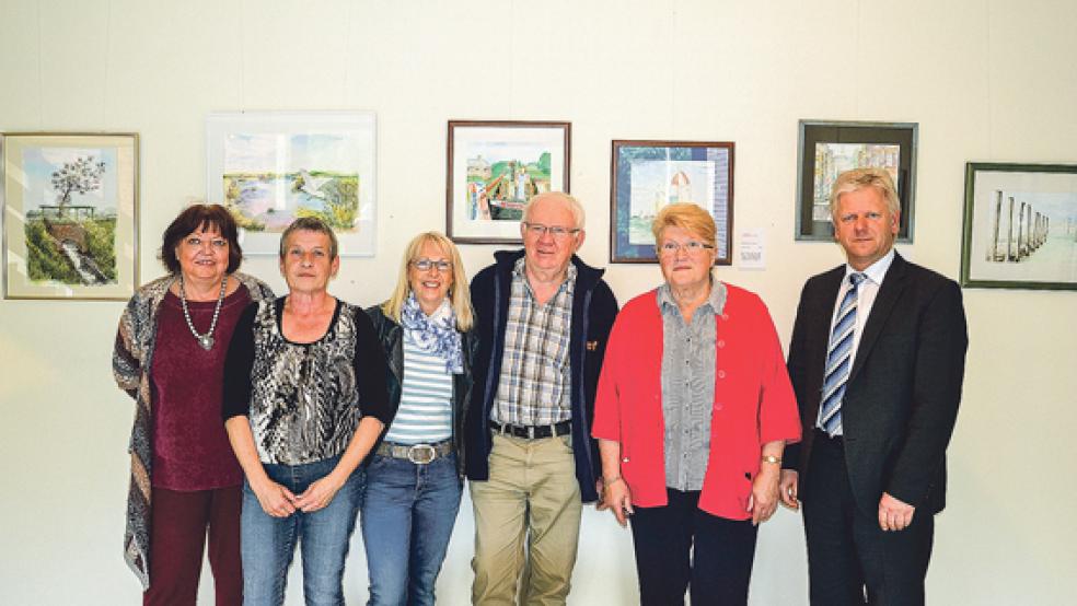 Bürgermeister Ludwig Sonnenberg (rechts) begrüßte Ute Prang und die Hobbykünstler Jeannette Reinstra, Rita Aits, Jürgen Hannemann sowie Angelika Wilbers (von links) zum Auftakt der neuen Ausstellung im Rathaus.  © Foto: Stadtverwaltung