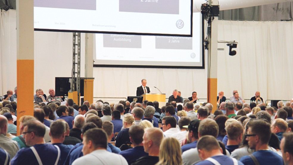 Vor rund 4000 Mitarbeitern hielt der neue VW-Werkleiter Andreas Dick seine erste Rede - und kündigte einen tiefgreifenden Wandel am Standort Emden an. © Foto: Volkswagen