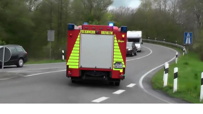 Feuerwehr sucht brennendes Auto