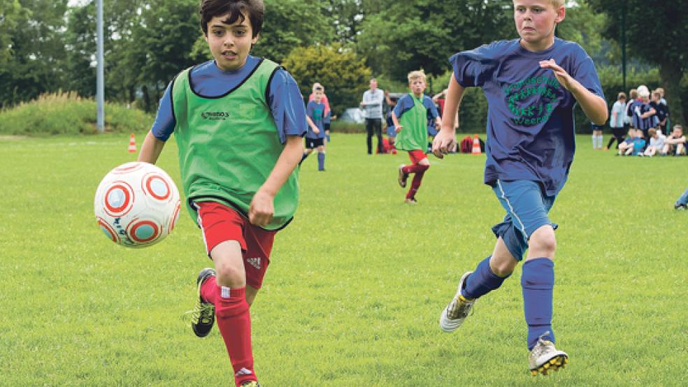 Den Ball fest im Blick hatten die Nachwuchskicker aus Jemgum (l.) und Weener. Das direkte Duell endete 0:0, am Ende verpassten beide das Halbfinale. © Fotos: Mentrup