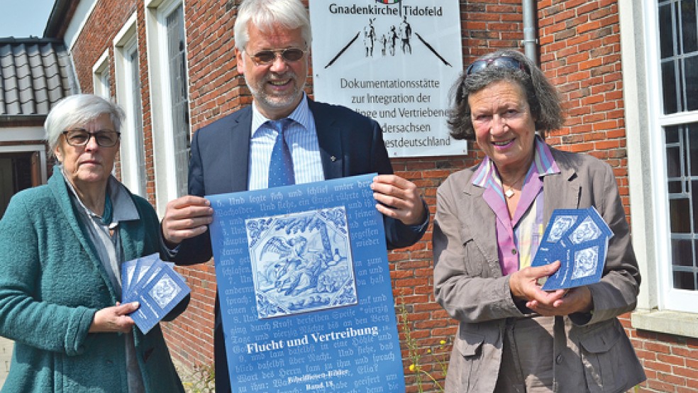 Sie präsentieren den neuesten Band in der Reihe der Bibelfliesen-Bilder: »Flucht und Vertreibung«, Anna Jakobs, Geschäftsführerin der Dokumentationsstätte in Tidofeld, der Super­intendent des Kirchenkreises Norden, Dr. Helmut Kirschstein, und Christiane Kollmeyer, die das Lektorat übernahm. © Foto: privat