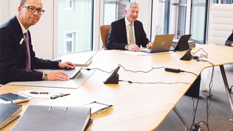 Vorstand »auf Brücke«: Die Sparkassen-Spitze um Detlef Oetter, Heinz Feldmann (Vorsitzender) und Carsten Rinne teilt sich im Büro einen gemeinsamen Schreibtisch. © Fotos: Hanken