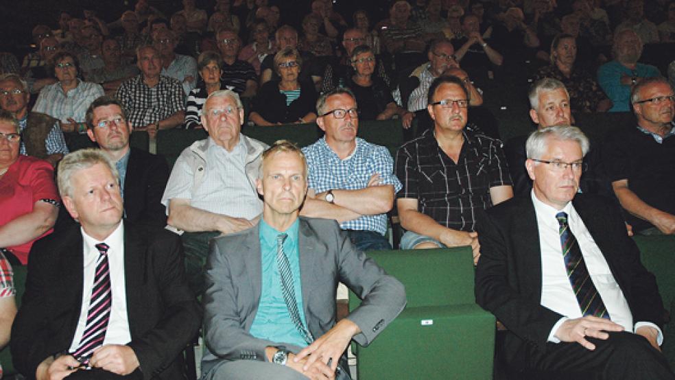 Ernste Mienen: Weeners Bürgermeister Ludwig Sonnenberg, der Erste Stadtrat Hermann Welp und Bahn-Sprecher Egbert Meyer-Lovis (vorne von links) gestern Abend beim Info-Abend in der Aula der Oberschule an der Wiesenstraße. © Foto: Szyska