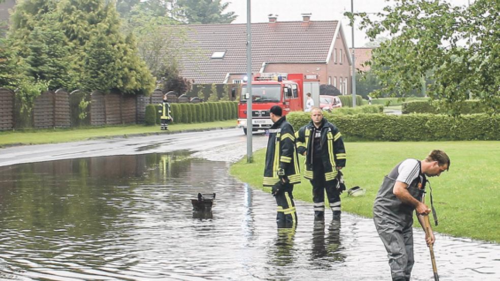 Die Feuerwehr Holthusen musste Gullys auf der Straße »Zur Heide« öffnen, damit das Wasser abfließen konnte.? © Foto:J. Rand (Feuerwehr)