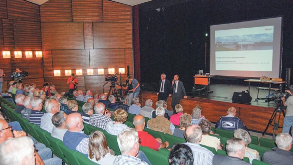 Mehr als eineinhalb Stunden lang war die geplante Reparatur der Friesenbrücke Thema in der Aula der Oberschule. Die Bahn AG wurde durch Egbert Meyer-Lovis und Gerd Matschke (beide lehnen am Bühnenrand) vertreten. © Foto: Hoegen
