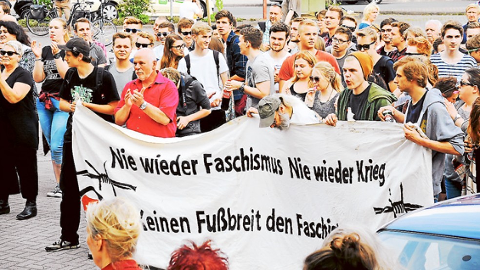 Von der lautstarken Gegendemonstration bekam die AfD-Vorsitzende Frauke Petry nur wenig mit. © Foto: Heimann