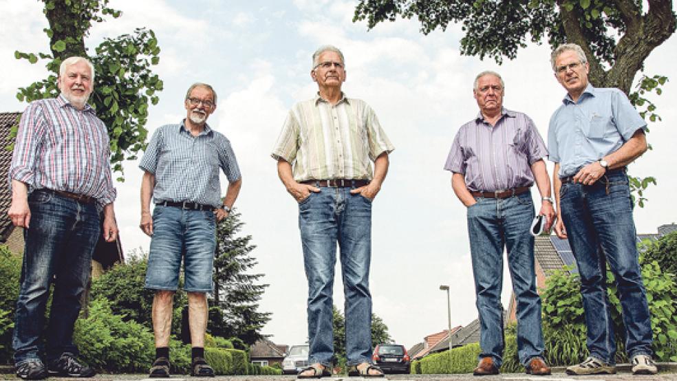 Nadelöhr: Durch diese schmalen Aufpflasterungen quälen sich die Trecker-Gespanne und Landmaschinen. Von links die Anwohner Egon Smid, Cobus de Buhr, Bernhard Bultmann, Karl-Heinz Aikens und Bernhard Schomaker. © Foto: Hanken