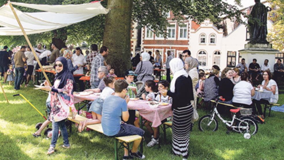 Buntes Treiben im Park vor dem Rathaus Weener. Das Picknick der Initiative »get together« wurde zum Fest der Nationen.  © Foto: Hanken