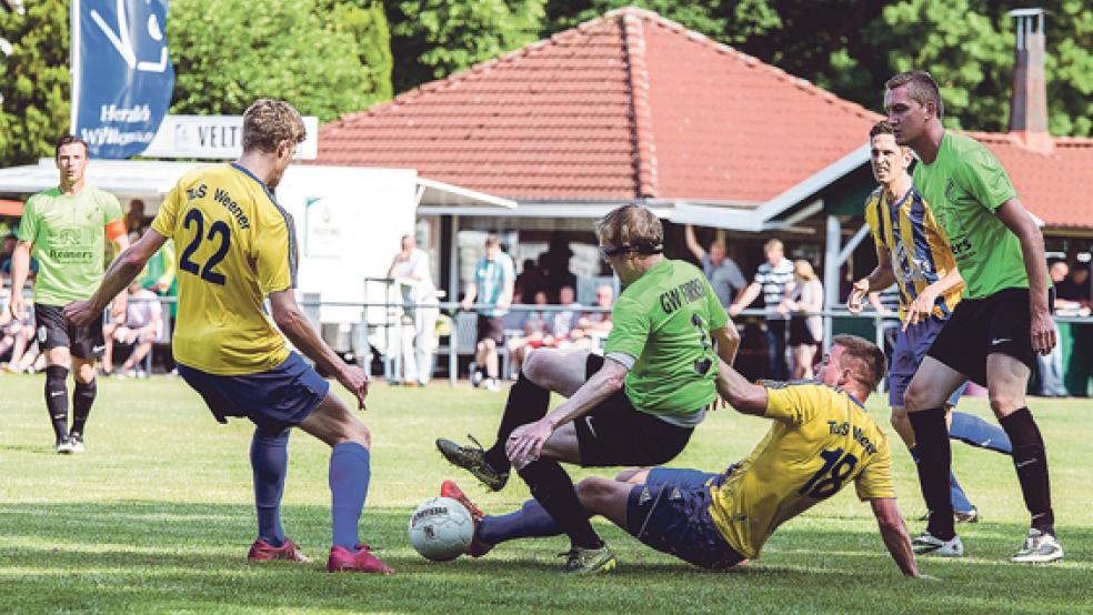 Mit großem Einsatz, wie hier von Frank Wöste gegen Christian Müller, erkämpfte sich Weener zum Saisonabschluss ein 2:2 bei Meister Firrel.  © Foto: Mentrup