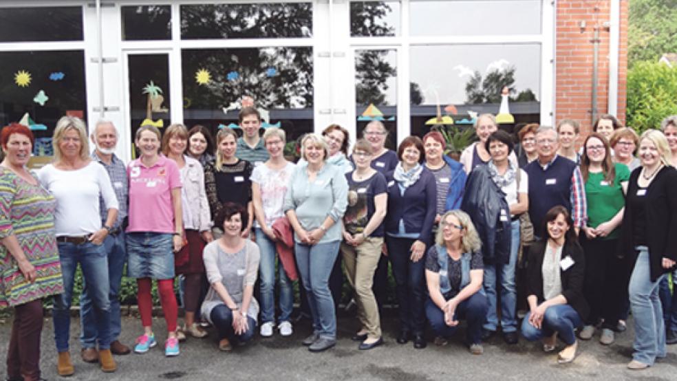Sabine Rodenberg (links) und Christine Plitt (rechts kniend) vom niedersächsischen Kultusministerium leiteten die Fortbildung mit den Leitungen der Grundschulen in Möhlenwarf (Mechthild Tammena), Holthusen (Lothar Wagner) und Stapelmoor (Gabi Gödecke, neben Rodenberg von links) sowie den Lehrkräften. © Foto: privat