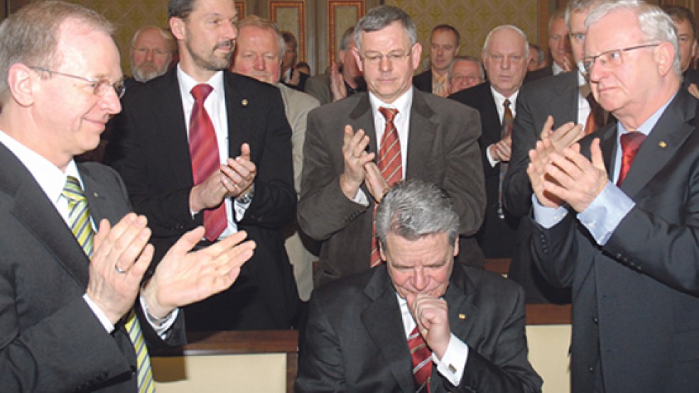 Joachim Gauck (sitzend) besuchte die Leeraner Evenburg im Jahr 2009 zum Neujahrsempfang des Landkreises Leer. Damals war der heutige Bundespräsident der erste Bundesbeauftragte für Unterlagen des Staatssicherheitsdienstes.  © RZ-Foto: Archiv