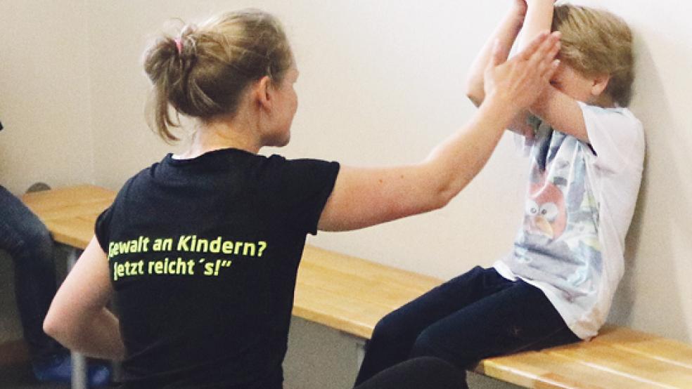 Richtig reagieren auf körperliche Angriffe - das wurde auch während des Lehrgangs in Bunde im Rahmen von Rollenspielen trainiert. © Foto: privat