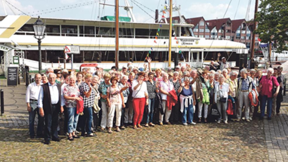 Die Reisegruppe aus Holthusen vor der »Warsteiner Admiral« nach der Rückkehr an der »Waage« in Leer. © Foto: privat