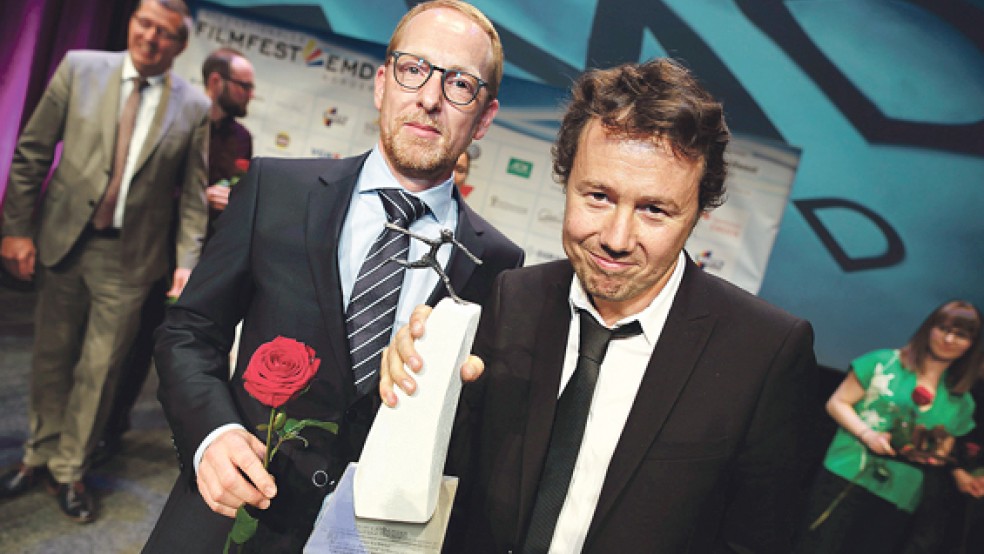 Ivan Calbérac, Regisseur von »Frühstück bei Monsieur Henri«, mit dem Bernhard-Wicki-Preis 2016 und Preisstifter Thomas Ehrlich, Geschäftsführer der Score-Tankstellen und Mineralölhandels-GmbH. © Foto: Internationales Filmfest Emden-Norderney