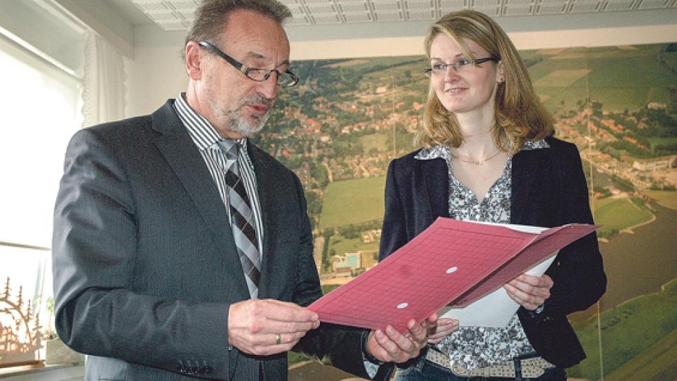 Den Amtseid hatte der damalige Bürgermeister Wilhelm Dreesmann der stellvertretenden Bauamtsleiterin Britta Jungmann am 13. Dezember 2013 abgenommen. © Archivfoto: Szyska