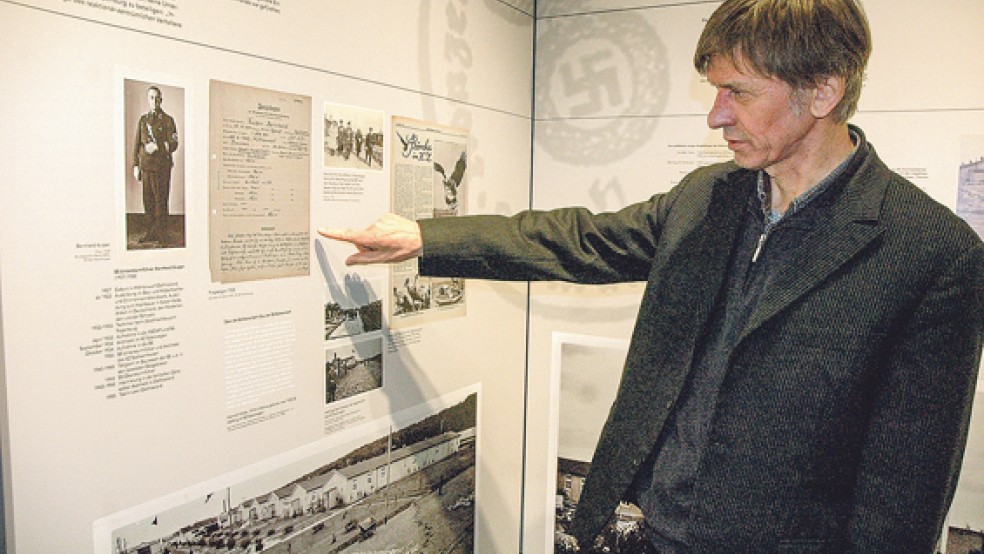 Gedenkstätten-Mitarbeiter Fietje Ausländer aus Tichelwarf zeigt auf den Bereich der Dauerausstellung in Esterwegen, der sich mit »Lagerarchitekt« Bernhard Kuiper befasst. Nun wird eine Sonderausstellung eröffnet, die am Beispiel der von Kuiper entworfenen Lager die Verwandlung von Naturlandschaften in Stätten von Terror und Mord darstellt. © Archivfoto: Szyska