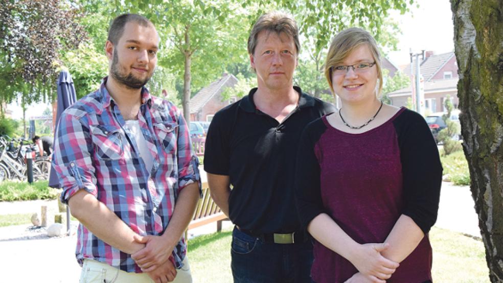 Nahmen durchweg positive Erfahrungen aus ihrem Auslandaufenthalt mit: Die Teilehmer Patrick Geerdes (links) und Sarah Lüdemann (es fehlte Anna Dreesmann) zusammen mit dem Leiter des Altenzentrums Weener, Andreas Cramer. © Foto: Zuidema