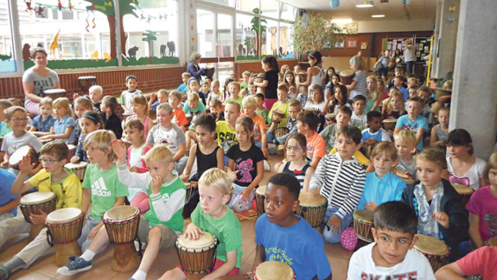 Lassen es krachen: Die Mädchen und Jungen der Grundschule Weener beim täglichen »Trommelzauber«. © Foto: privat