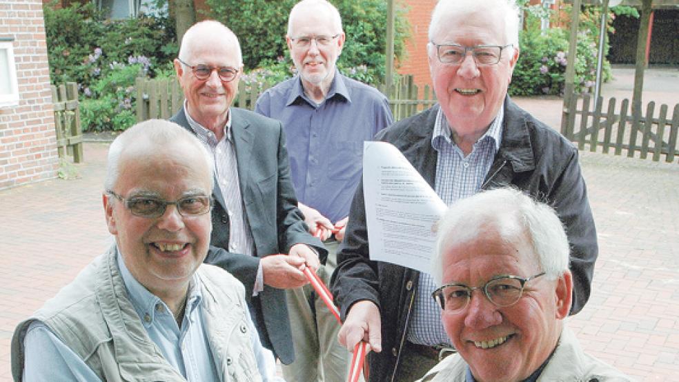 Ziehen an einem Strang: Simons Sweers (Tagesförderstätte), Dr. Michael Finke, Werner Popken (beide Lern- und Förderzentrum), Jan Dieter van Hoorn und Hinrich Winterboer (beide Verein für Körperbehinderte, von links vorne im Uhrzeigersinn). Es fehlt Bernhard Kolthoff (Tagesförderstätte). © Foto: Szyska