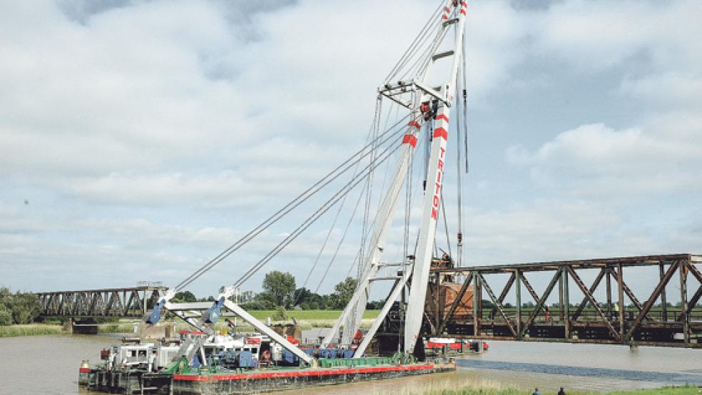 Der Schwimmkran »Triton« der Reederei »Royal Wagenborg« aus dem niederländischen Delfzijl traf gestern Mittag an der Friesenbrücke in Weener ein, um das 250 Tonnen schwere Kontergewicht zu bergen. © Foto: Szyska