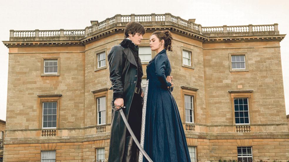 Bevor der adrette Mr. Darcy (Sam Riley) und die leidenschaftliche Liz (Lily James) sich zu ihrer Liebe bekennen, müssen beide erst einige gegenseitige Vorurteile überwinden. © Foto: Square One/Universum Film 