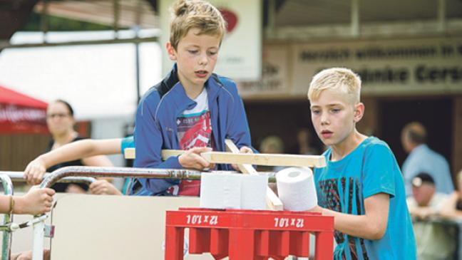 Bettenrennen, Tanz und Umzug