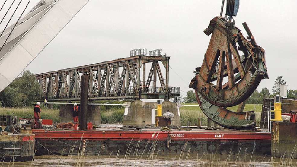 Die Rollbahn der Brückenklappe wurde gestern vom Kontergewicht getrennt und am Mittag auf ein Pontonschiff verladen. © Foto: Szyska